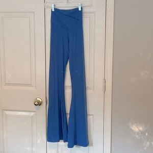 Aerie cloud Blue Offline Flare V-waist leggings 
25.35.09EB